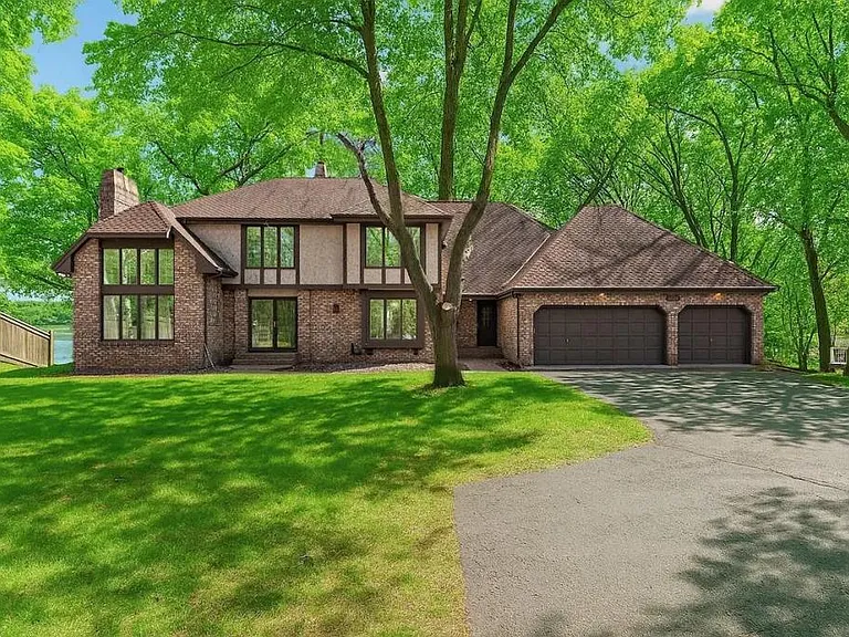 5720 Oakview Ln N — Photo 1