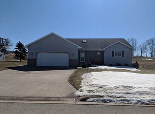130 E Ridge Dr, New London, WI 54961