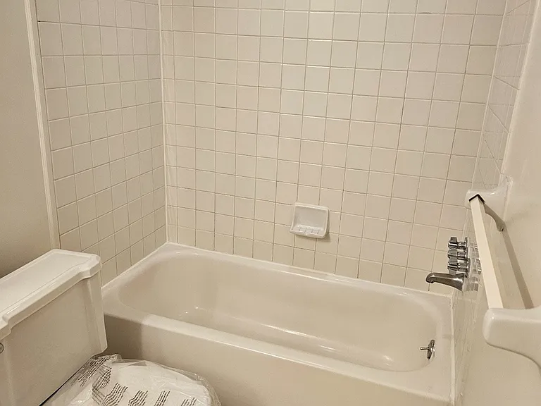 Lake Club Apartments — Photo 38