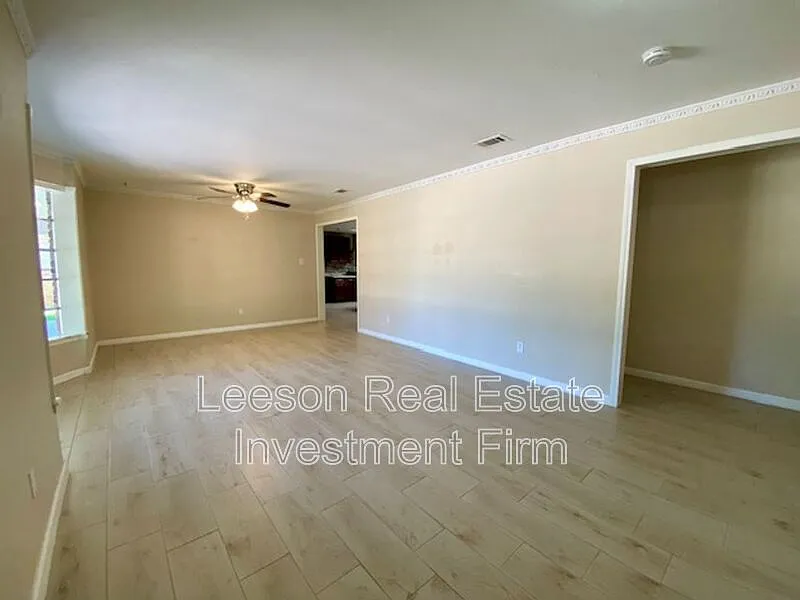 4 bed, 2.0 bath, 2400 sqft, $2,300 — Photo 3