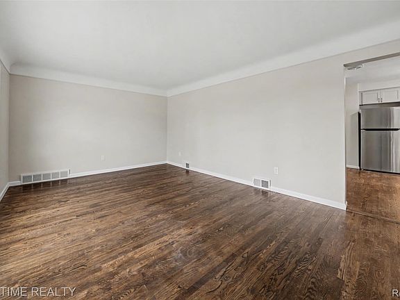 5th image of 22620 Raven Ave