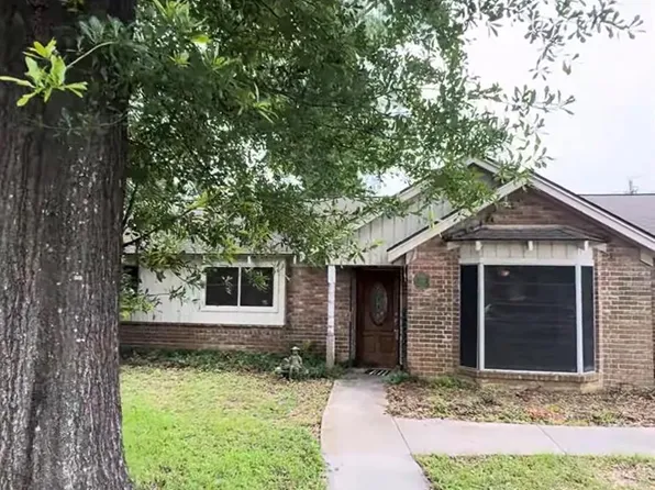 213 Oak Hollow St, Conroe, TX 77301