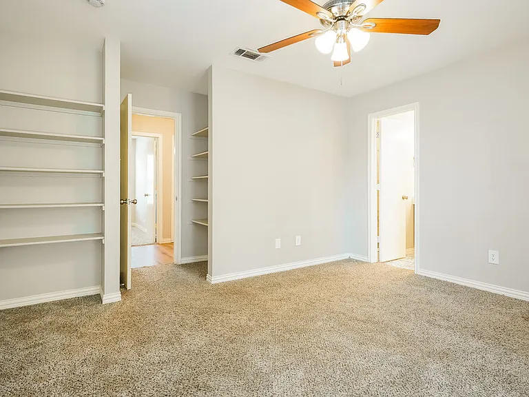 513 N Wood St — Photo 11