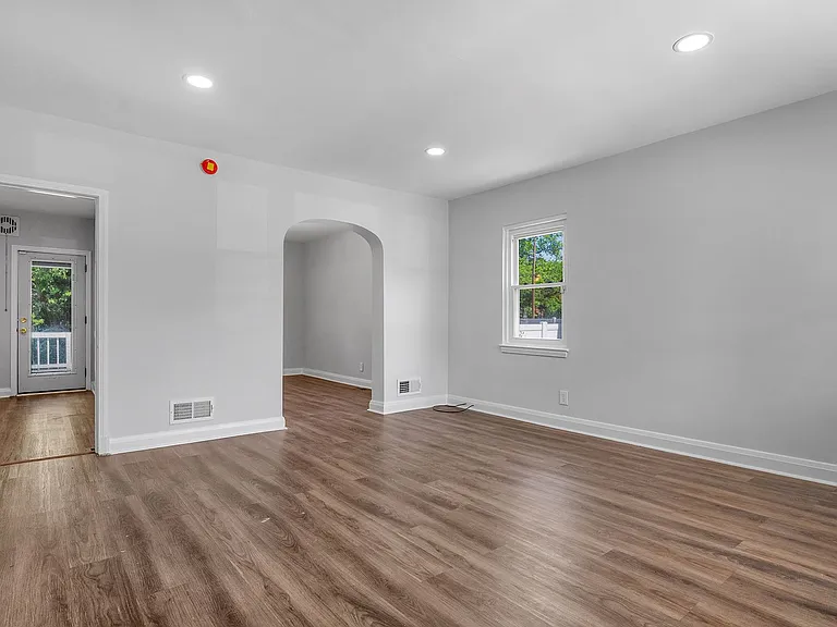 3912 Mortimer Ave — Photo 8