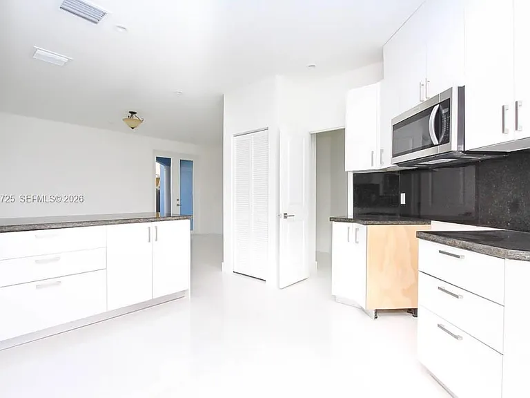 15631 SW 11th Ter — Photo 10