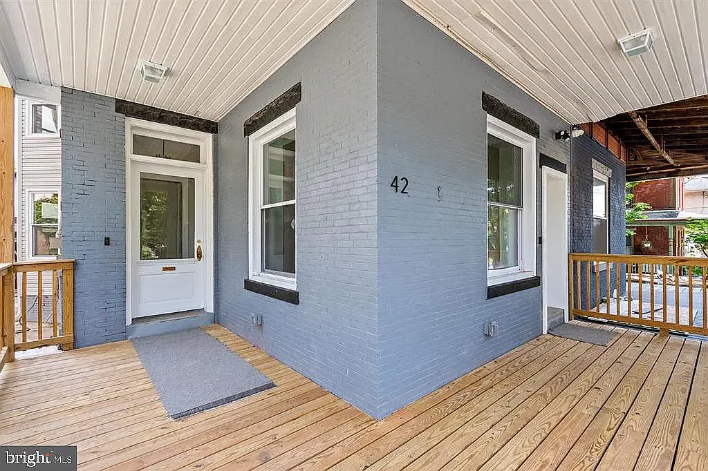 4 bed, 2400 sqft, $3,200 — Photo 3