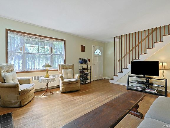 4th image of 445 E Sunnyside Lane