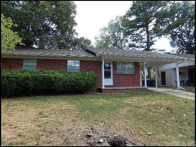 3 bed, 1.5 bath, 1179 sqft, $1,425 — Photo 1