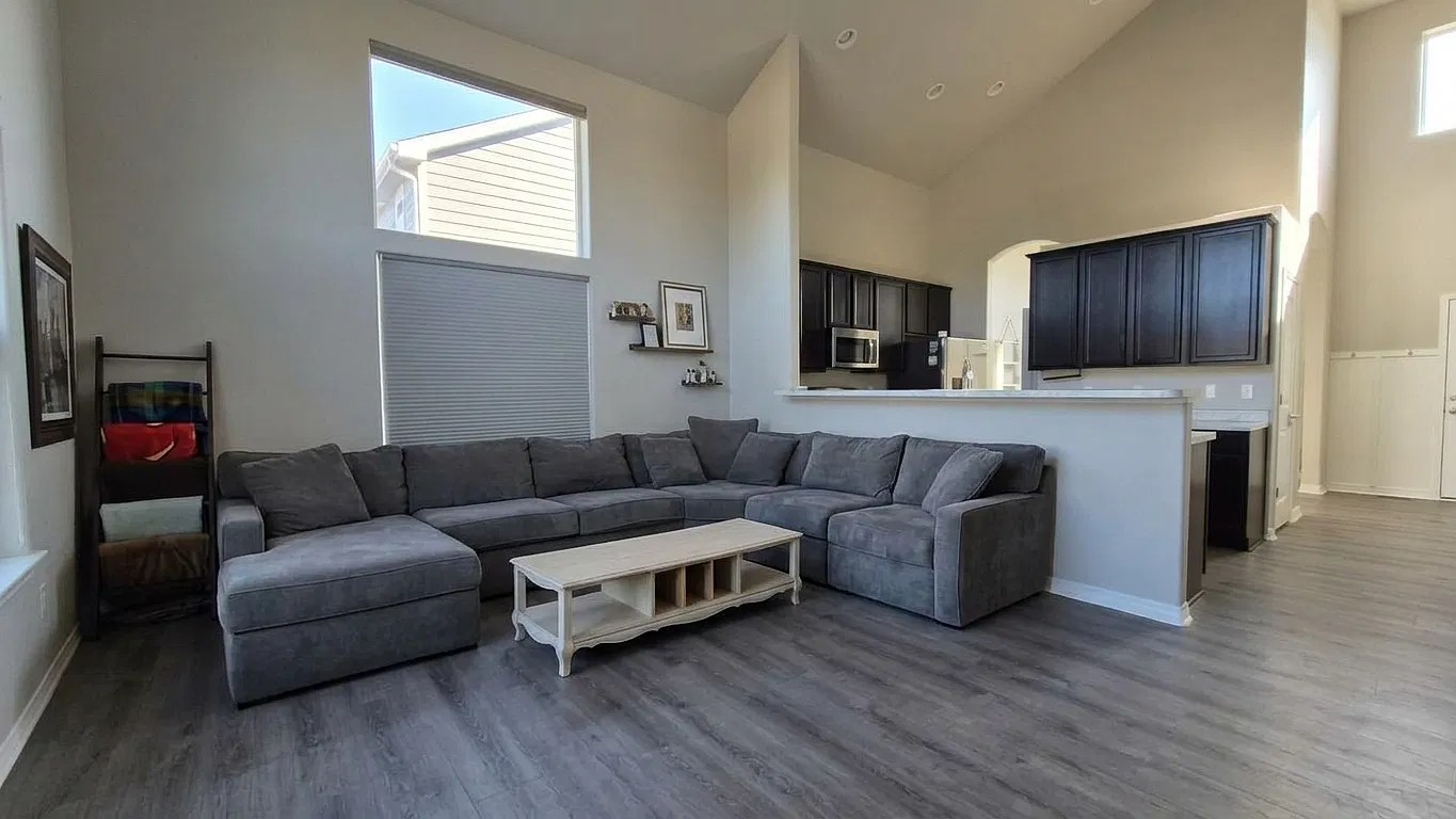 3 bed, 2760 sqft, $2,600 — Photo 3