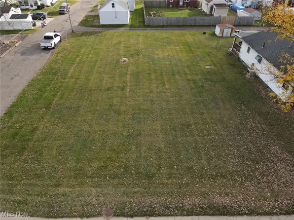 25th St NE, Canton, OH 44705