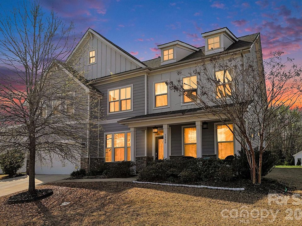 1st image of 1300 Oakhurst Dr