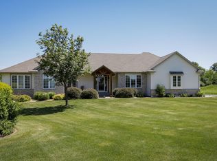 24201 Rice Lake Dr, Lakeville, MN 55044