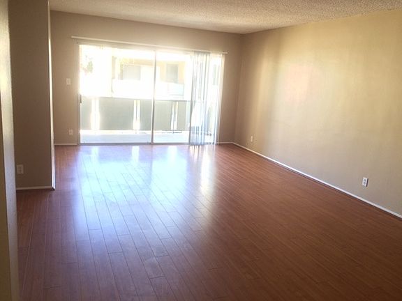 3rd image of 4851 Hazeltine Ave APT 307