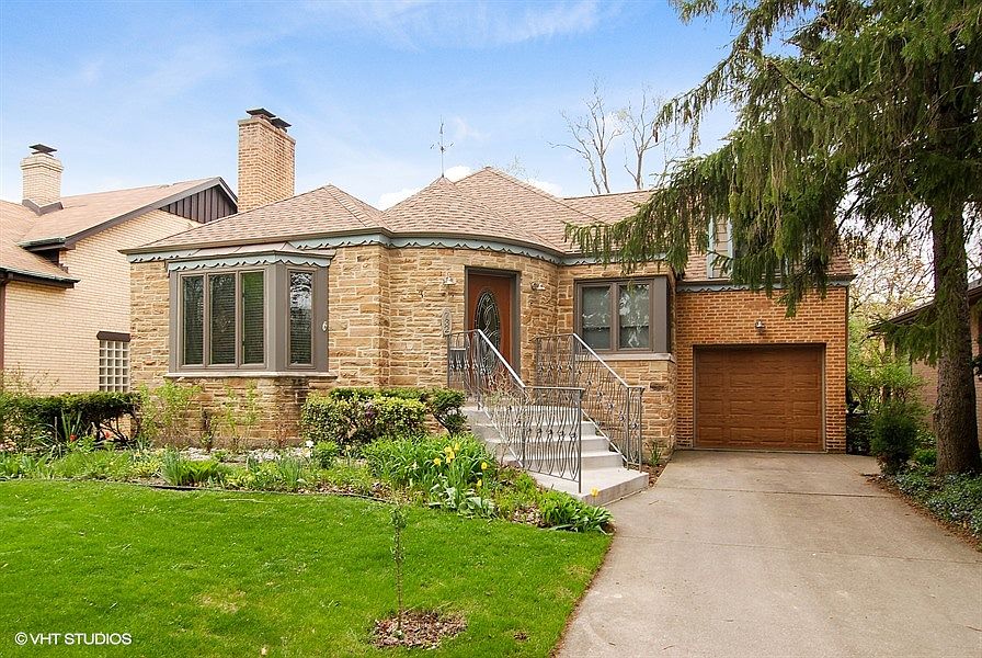 Front of House with driveway