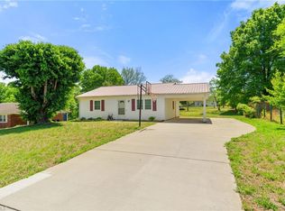 1084 Middlefork Dr, Walnut Cove, NC 27052