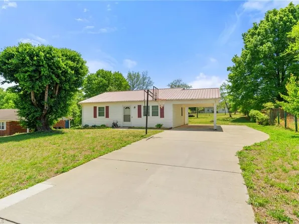 1084 Middlefork Dr, Walnut Cove, NC 27052