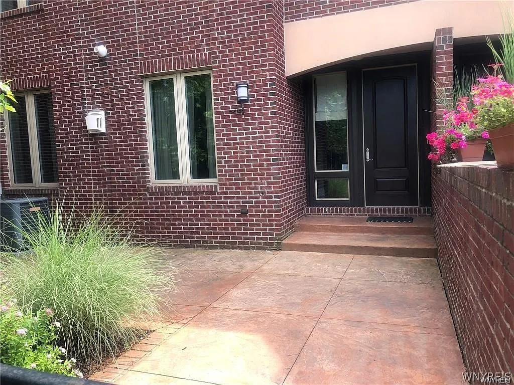 2 bed, 2.5 bath, 2325 sqft, $4,700 — Photo 3
