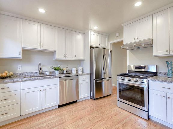 5th image of 2439 Benton St