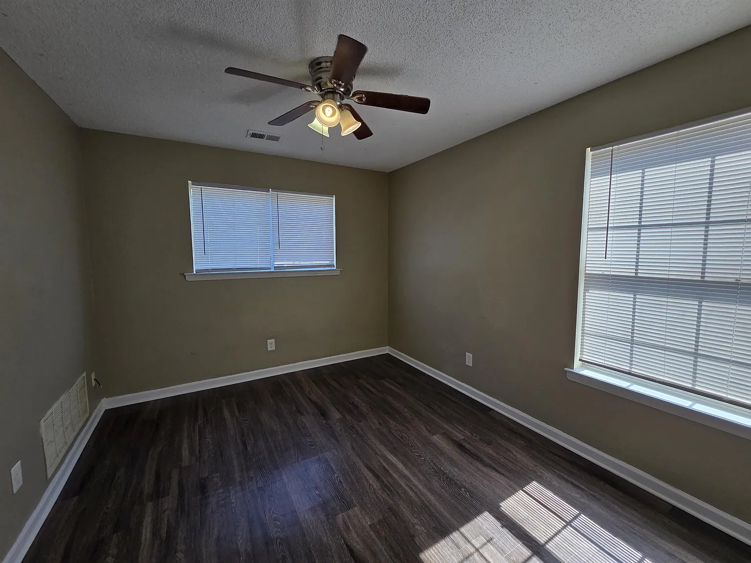 3 bed, 2.5 bath, 1405 sqft, $1,495 — Photo 4
