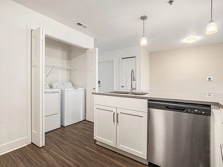 Signature Pointe Apartment Homes — Photo 10