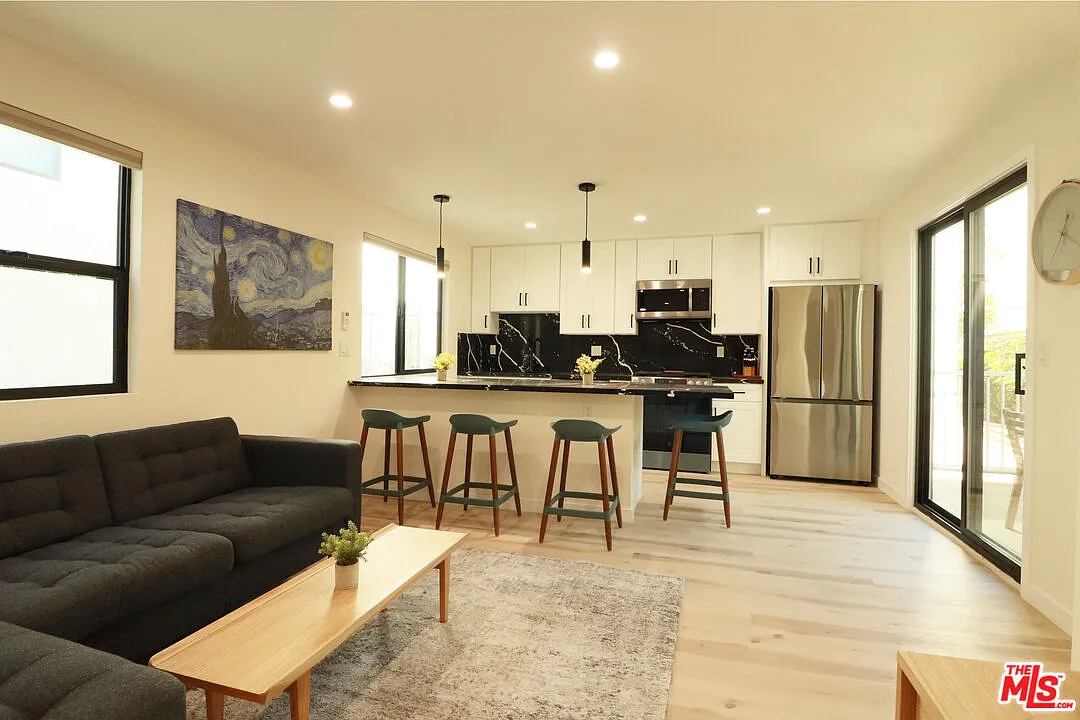 Building Photo - 918 N San Vicente Blvd #F
