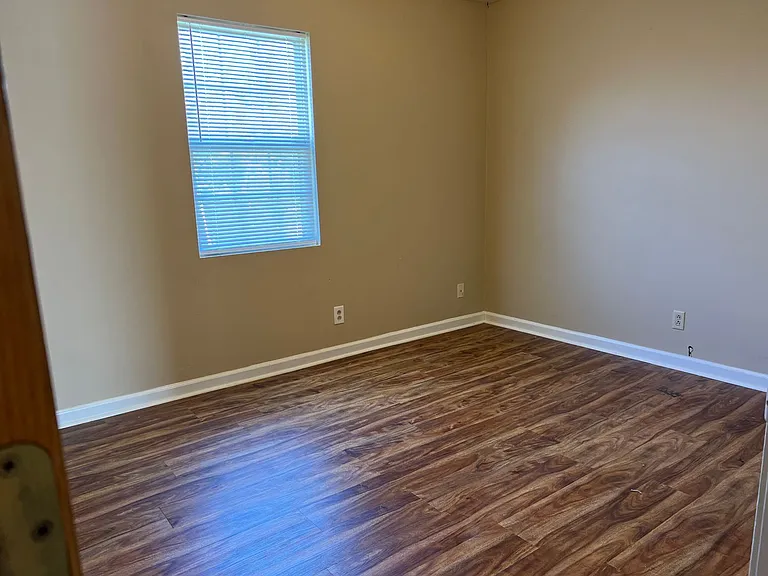 1719 Lynn Dr — Photo 7