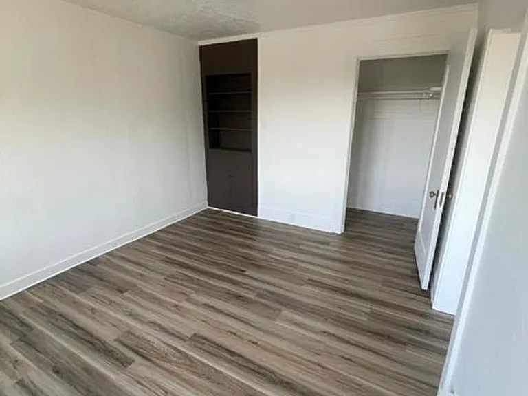 435 -Keystone Apartments — Photo 18