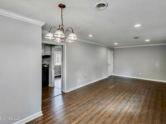 3rd image of 823 Dunton Rd