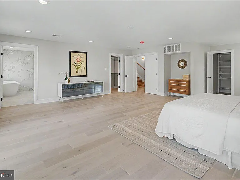 2902 Vista St NE — Photo 44