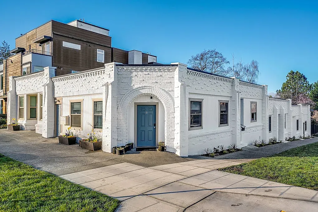 4303 SW Myrtle St — Photo 1