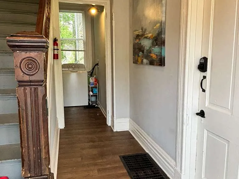 Main access - 1st floor:
Laundry and -Unit 1- door
Stairs to Unit 2