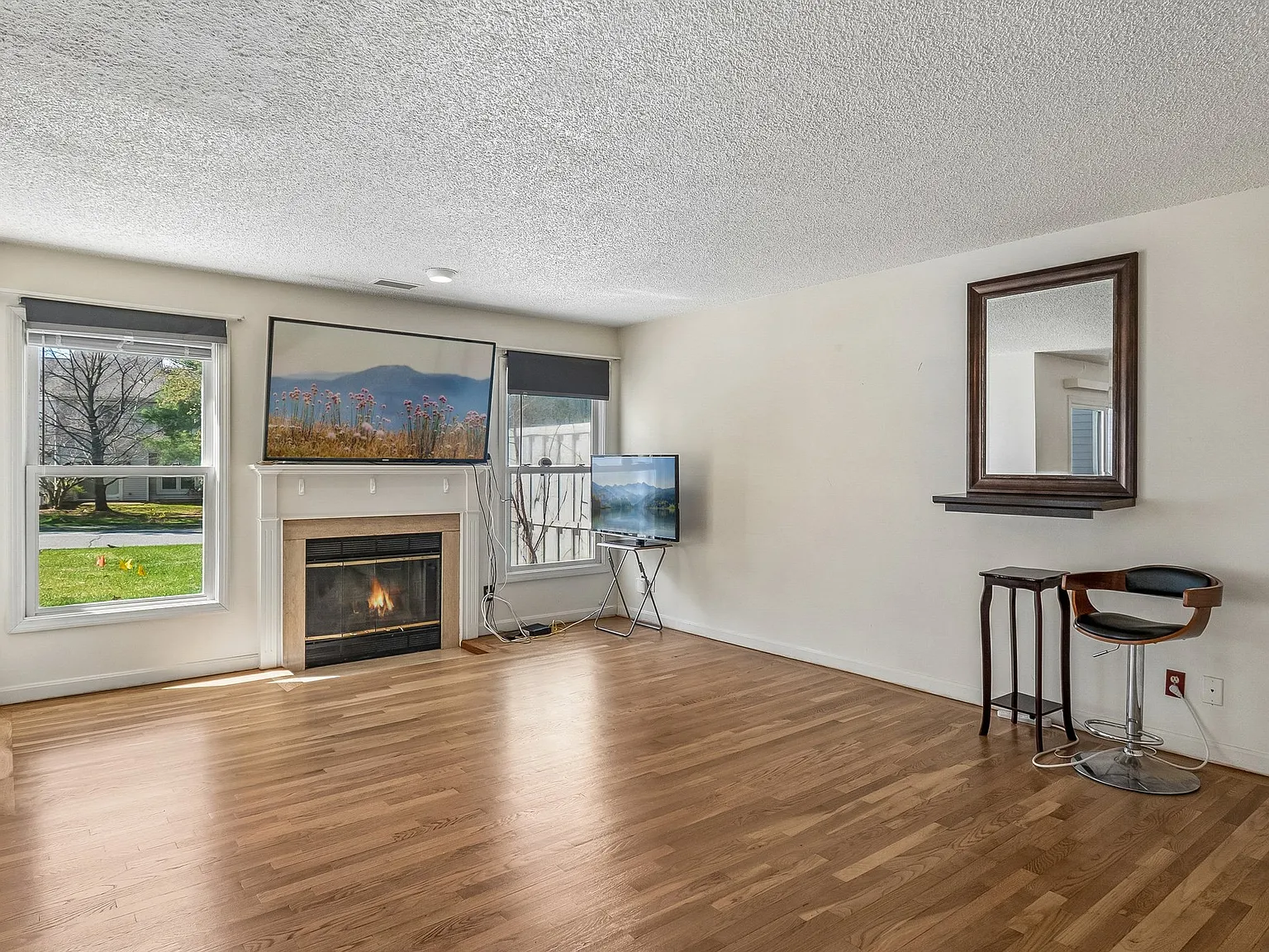 2 bed, 2.5 bath, 1555 sqft, $3,200 — Photo 2