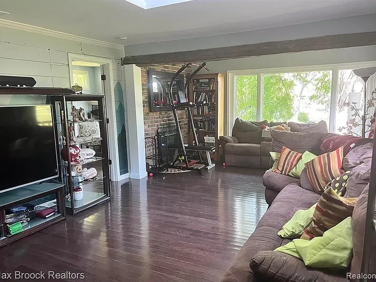 4995 Lockhart St — Photo 4