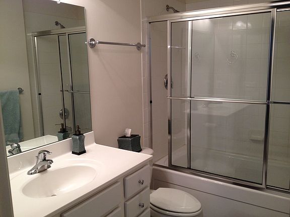 Master bath- 6' foot tub with dual shower heads