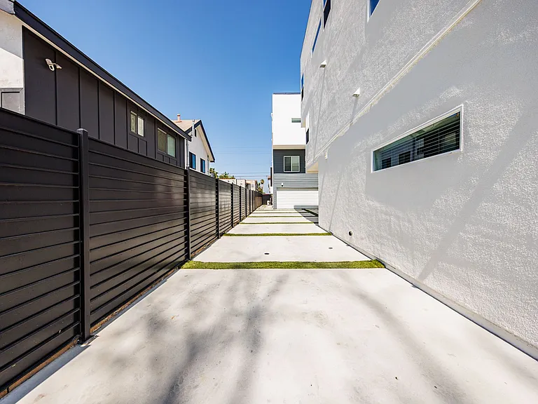 3015 Alsace Ave — Photo 9
