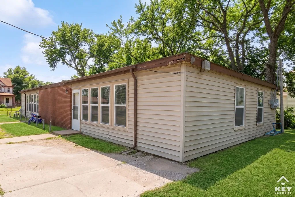 3 bed, 990 sqft, $850 — Photo 1