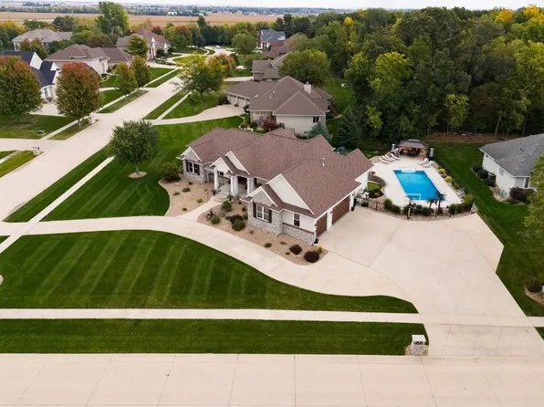 1700 Maple St, Robins, IA 52328