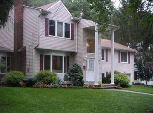 3 Lockwood Ln, Closter, NJ 07624