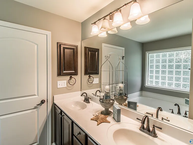 5021 Montauk Trl SE — Photo 8