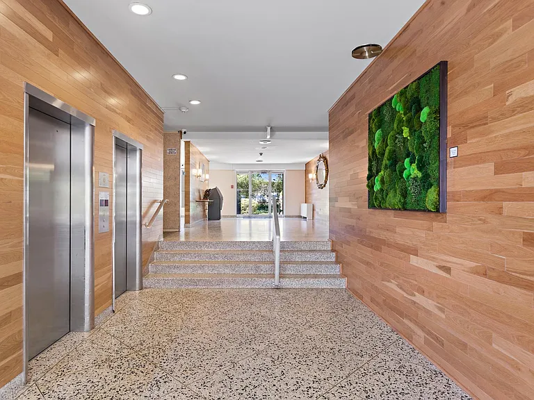 Hawthorne Towers Apartments — Photo 18