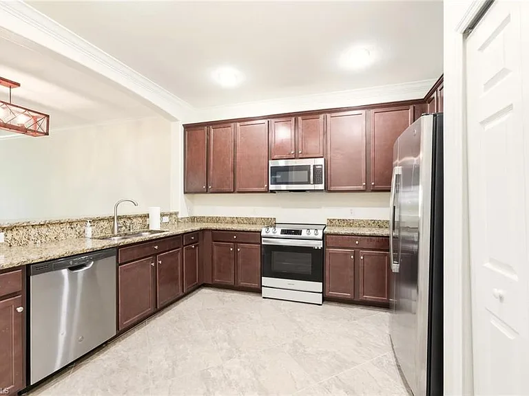 2080 Wellington St — Photo 6