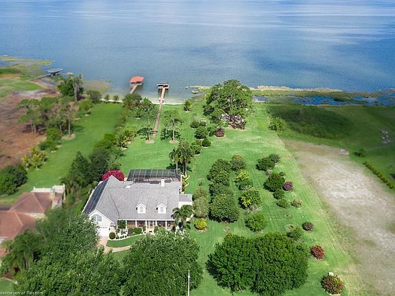 5th image of 219 S Bear Pointe Dr