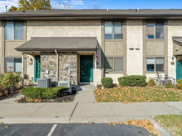 231 Hampshire Dr, Plainsboro, NJ 08536
