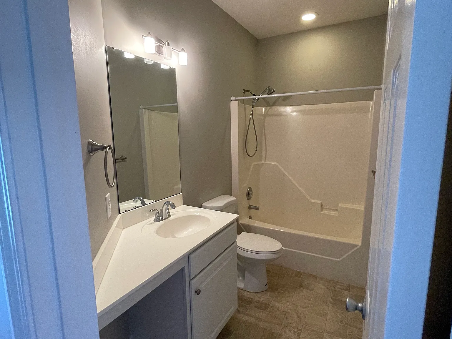 3 bed, 1200 sqft, $1,975 — Photo 4