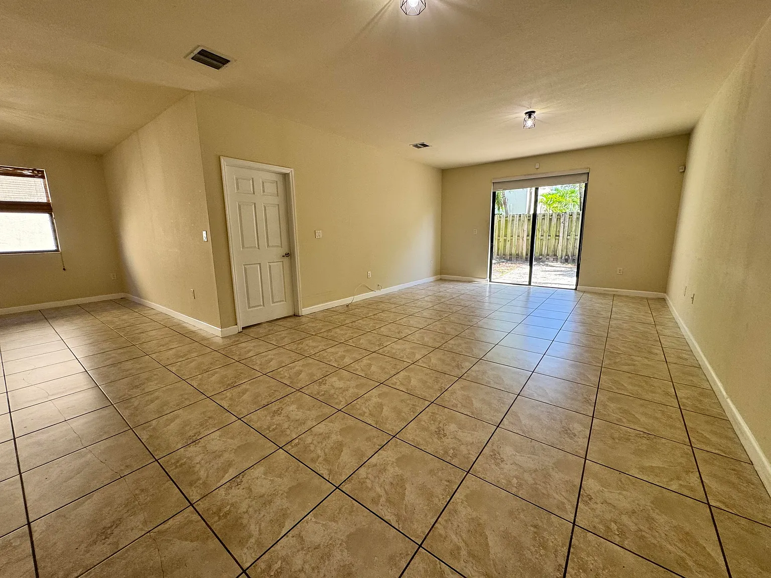 5 bed, 3.0 bath, 2924 sqft, $4,000 — Photo 4