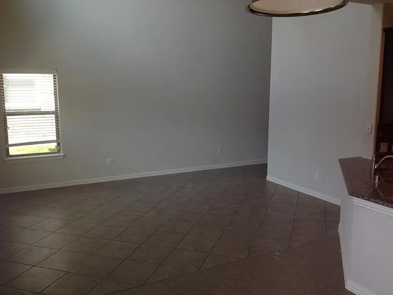 425 Metropolitan Dr — Photo 7