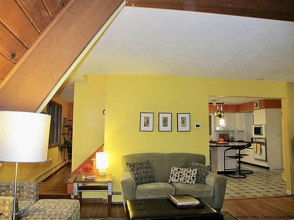 4th image of 8 Lauretta Dr