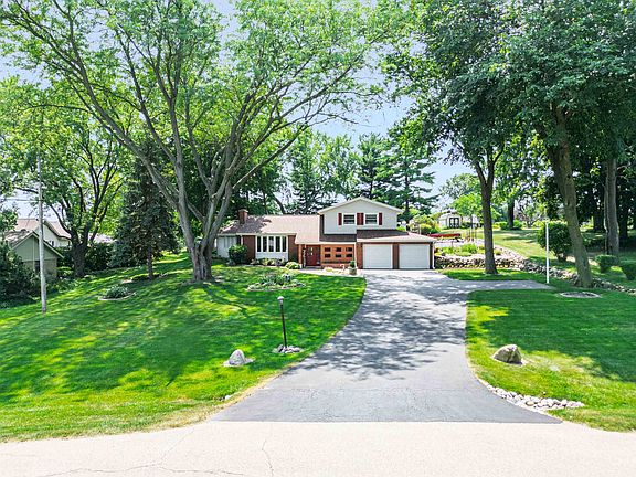 3rd image of 8722 Sheffield Dr