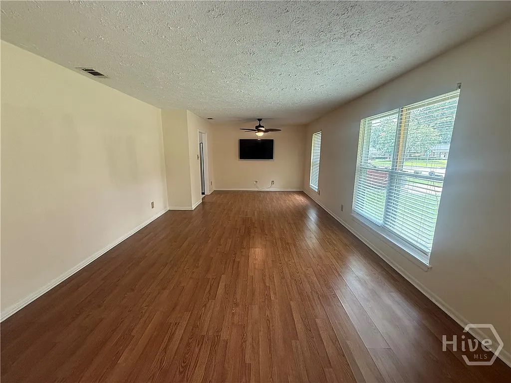 3 bed, 2.0 bath, 1691 sqft, $2,500 — Photo 2