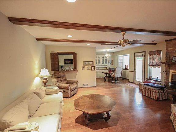 4th image of 204 N Waterview Dr